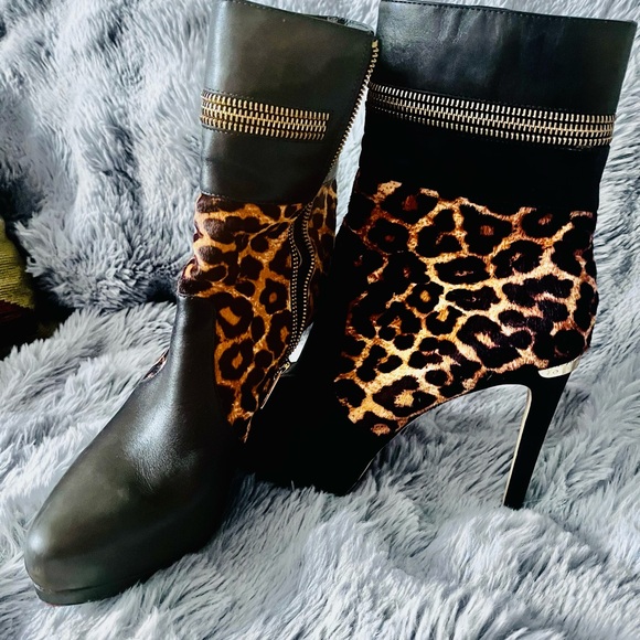 Micheal Kors leather Boots - Picture 2 of 9